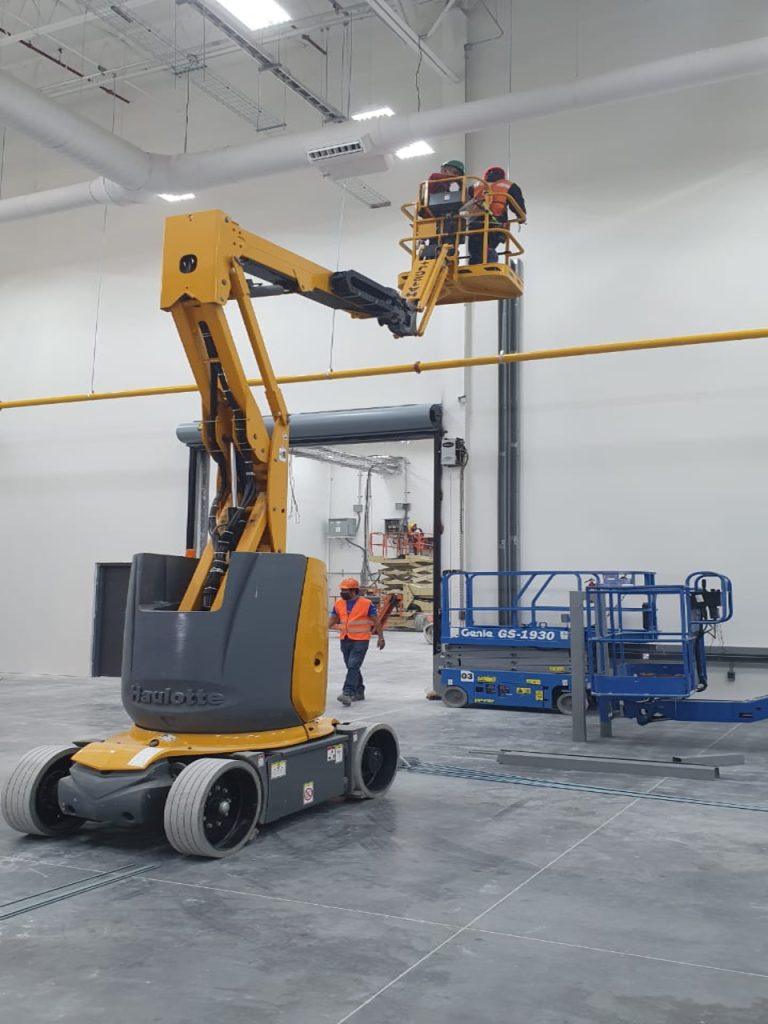 Plataforma de brazo articulado en zona de proceso