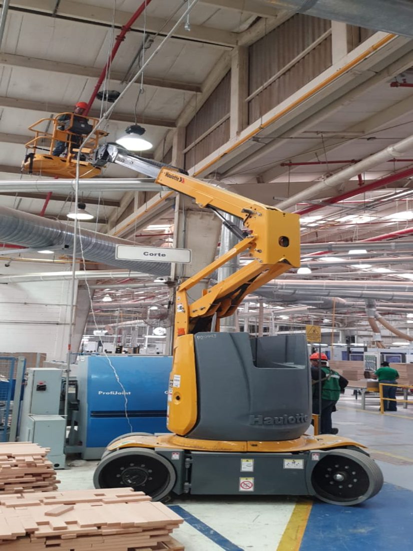 Plataforma de brazo articulado el&eacute;ctrica dentro de nave industrial
