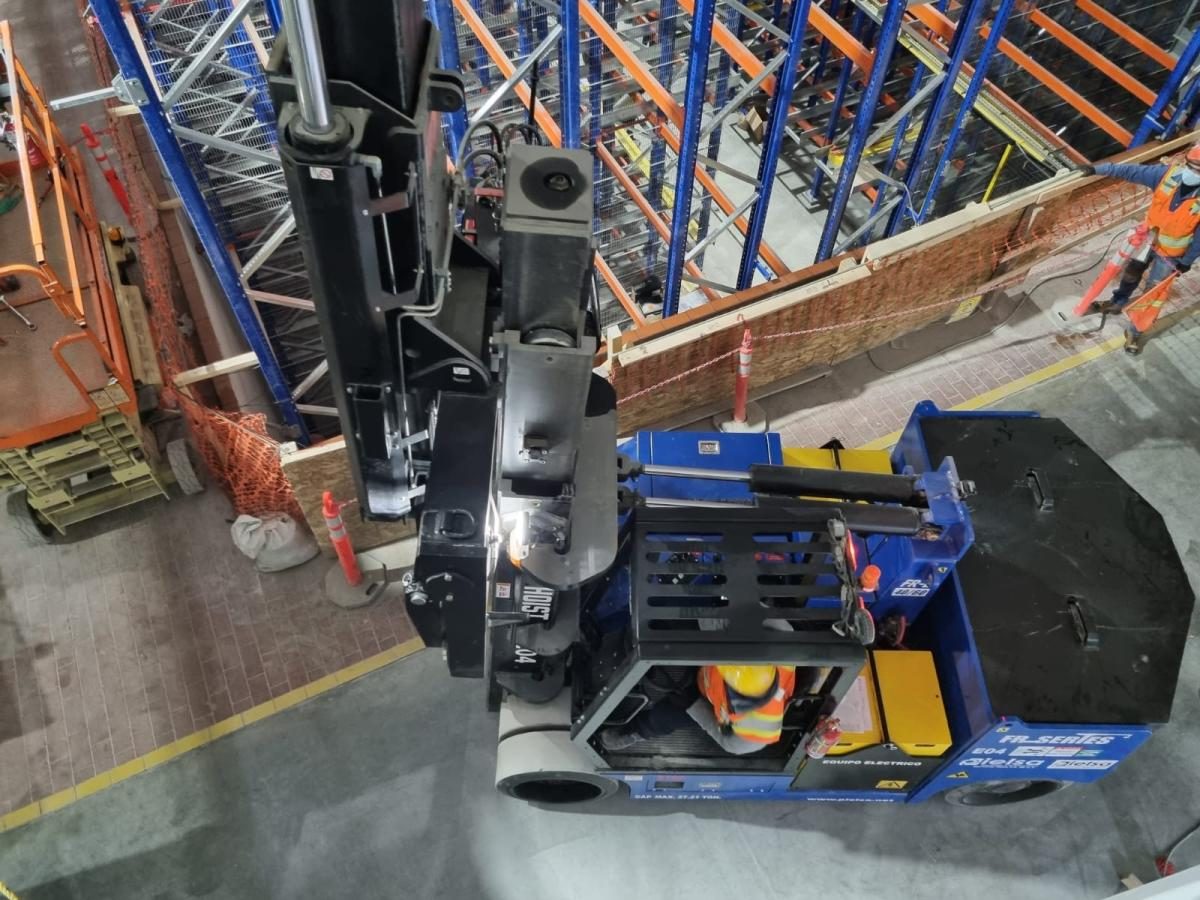 Equipo de PIELSA trasladando componentes dentro de planta