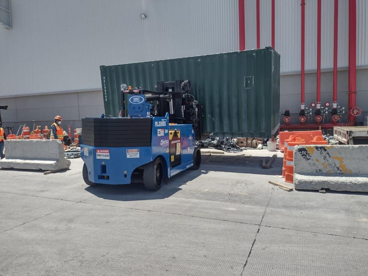 Equipo compacto de maniobras en patio de contenedores