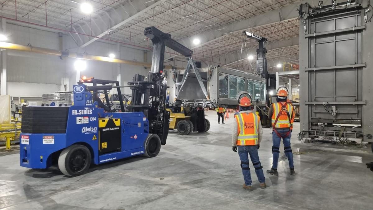 Equipo de PIELSA moviendo carga con aditamento de pluma