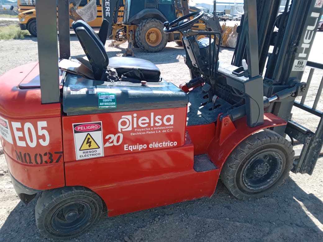 Montacargas el&eacute;ctrico E05 de PIELSA en obra