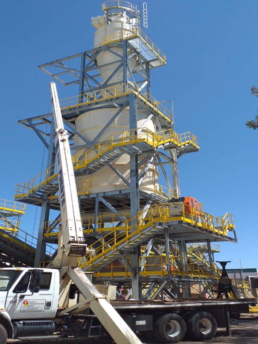 Montaje de estructura met&aacute;lica industrial con gr&uacute;a