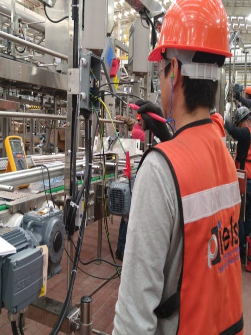 Personal de PIELSA supervisando equipos en planta industrial