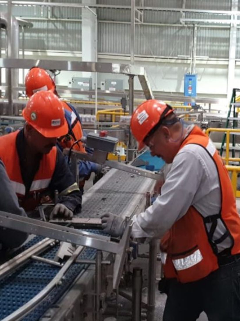 T&eacute;cnicos de PIELSA instalando una l&iacute;nea transportadora en planta