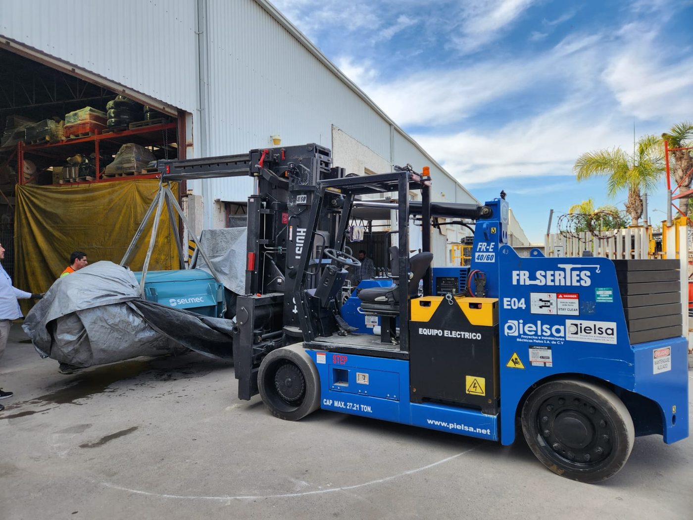 Montacargas el&eacute;ctrico HOIST FR-E 40/60 de 27 toneladas levantando maquinaria con boom
