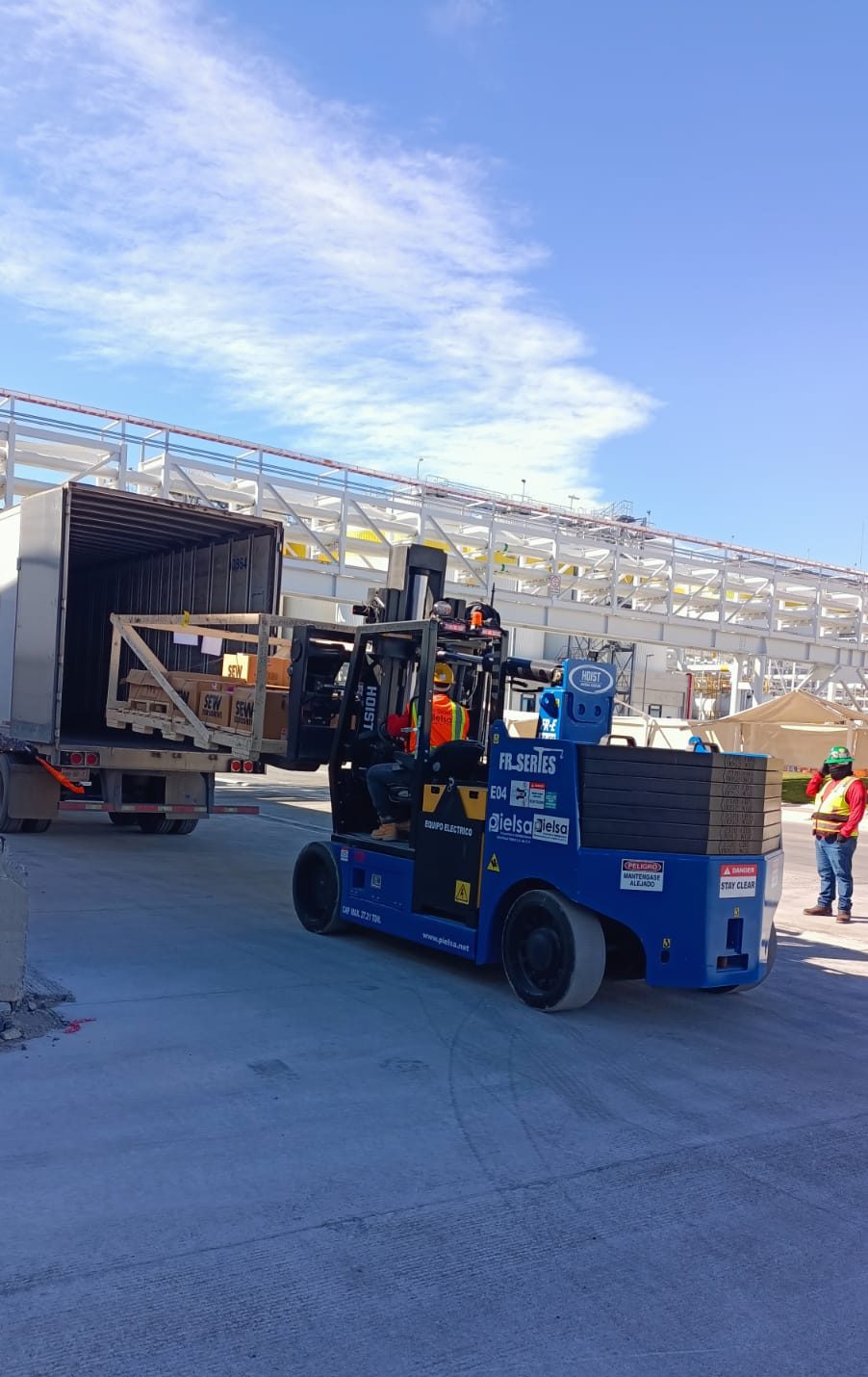 HOIST FR-E descargando maquinaria de un tr&aacute;iler en planta