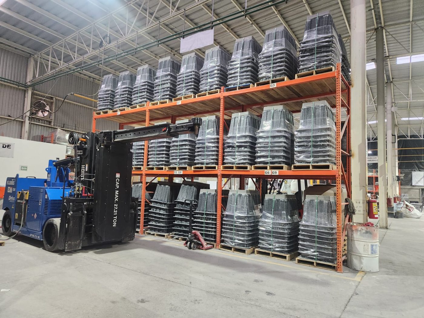 Boom extendido del HOIST alcanzando racks de almac&eacute;n