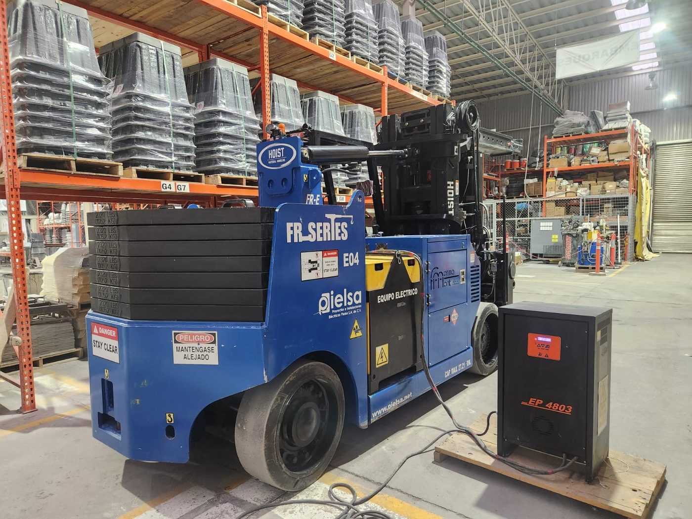 HOIST FR-E conectado a su cargador el&eacute;ctrico dentro de planta