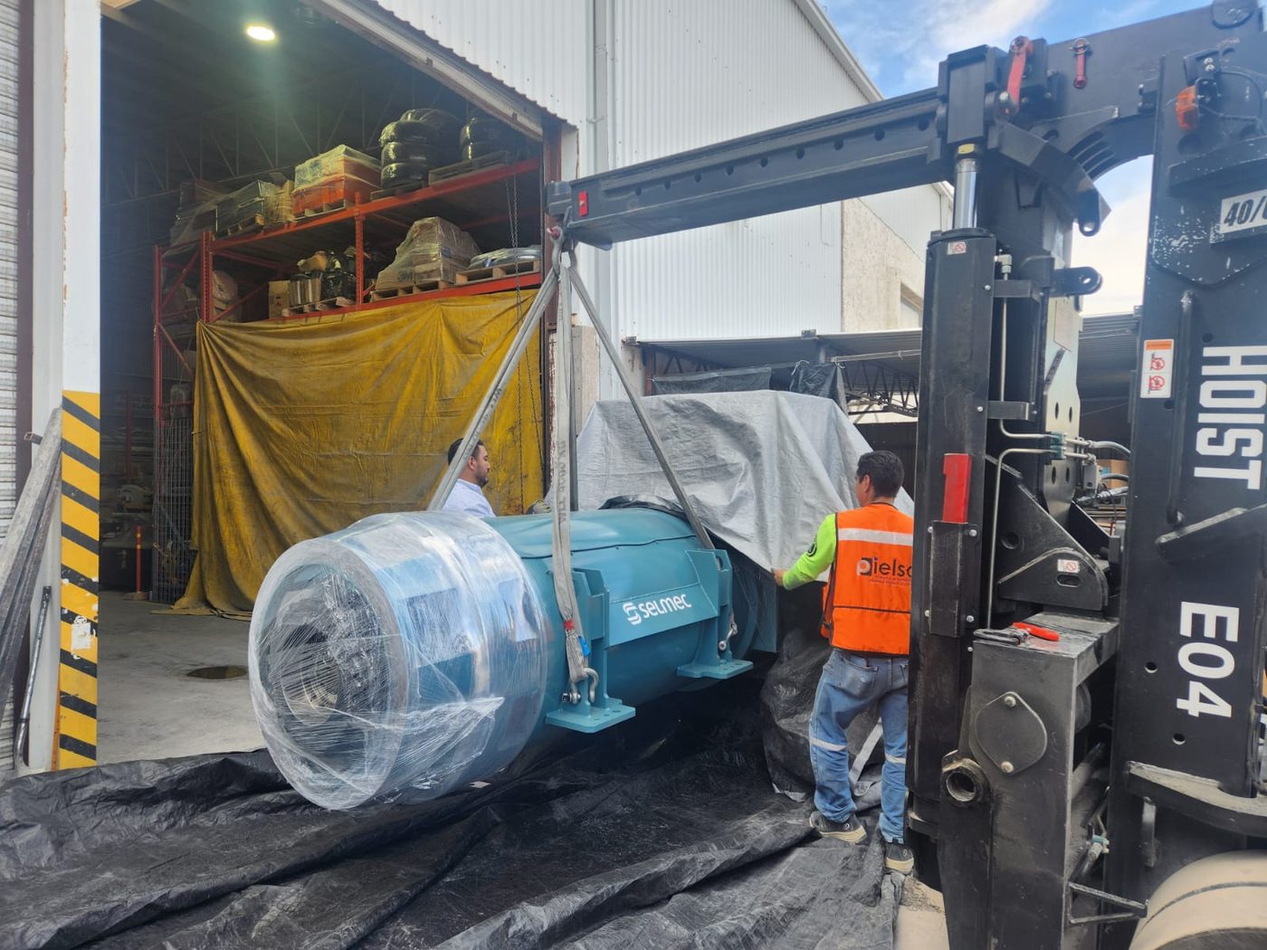 HOIST FR-E izando una turbina industrial con eslingas
